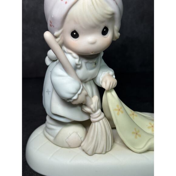 Precious Moments Figurine "Sweep All Your Worries Away" 1989 - Picture 2 of 6